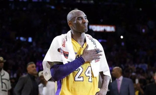 正随巴西在枪手基地训练，维尼修斯与多名阿森纳青训球员合影（随巴西队在阿森纳基地训练，维尼修斯与多名枪手青训球员合影）