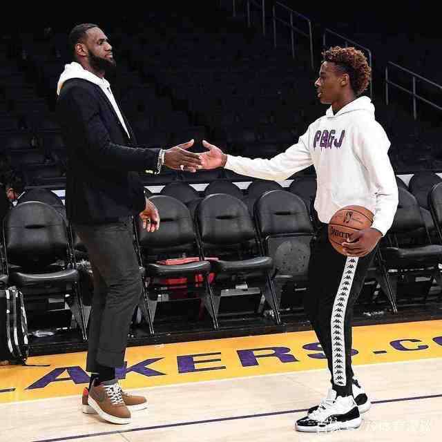 巴萨在回归诺坎普公开训练时，球场周围还架着很多塔吊（巴萨重回诺坎普开放训练，场馆周边塔吊林立）