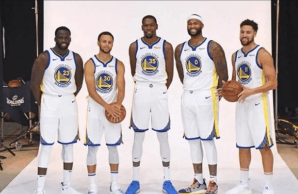 球队在客场打出稳定表现，士气高涨（客场表现稳健，士气正盛）