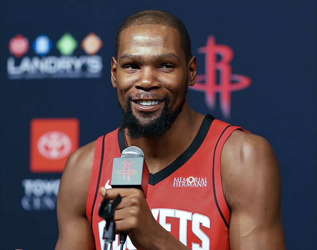 费城内线强势统治篮下（费城内线霸气掌控禁区）