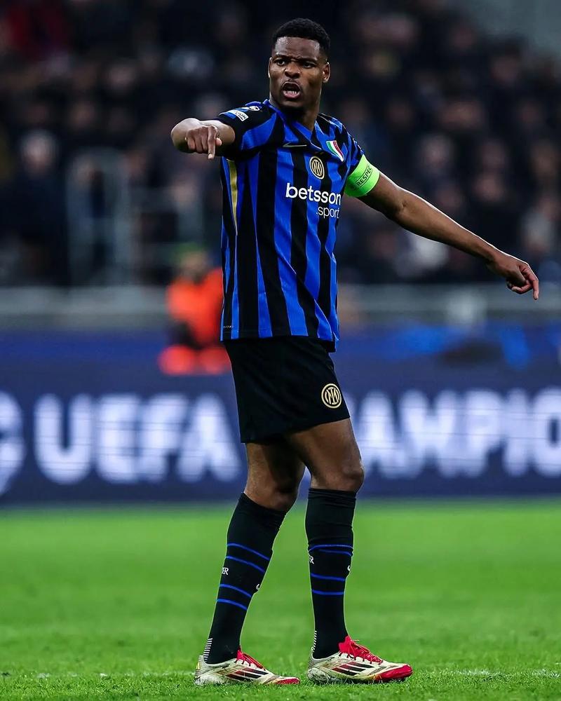 TA：拉什福德买断费3000万欧，目前尚不清楚巴萨是否会激活（TA：拉什福德解约金3000万欧，巴萨是否触发仍未确定）