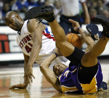 国安1-2遭河内公安逆转出局，张健智神扑难救主，阮庭北绝杀（河内公安2-1逆转淘汰国安：张健智神扑难救主，阮庭北完成绝杀）