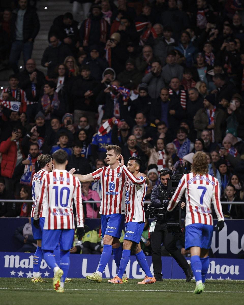 泪目！足协杯冠军奖杯被带回工体，放在已故球迷杨雪的座位旁（致敬已故球迷杨雪：足协杯冠军奖杯回到工体，放在她的座位旁）