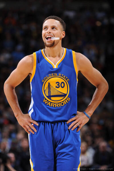 队中核心主动降薪续约，球迷盛赞忠诚（核心球员自愿降薪留队，球迷齐声点赞忠诚）