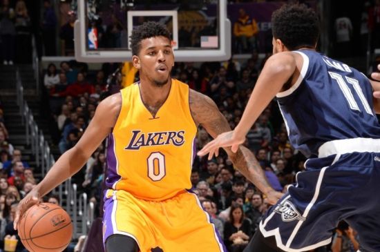 冬窗大戏开启！曼联中场或离队，利物浦寻萨拉赫接班人（冬季转会窗开启：曼联中场或将出走，利物浦物色萨拉赫替身）