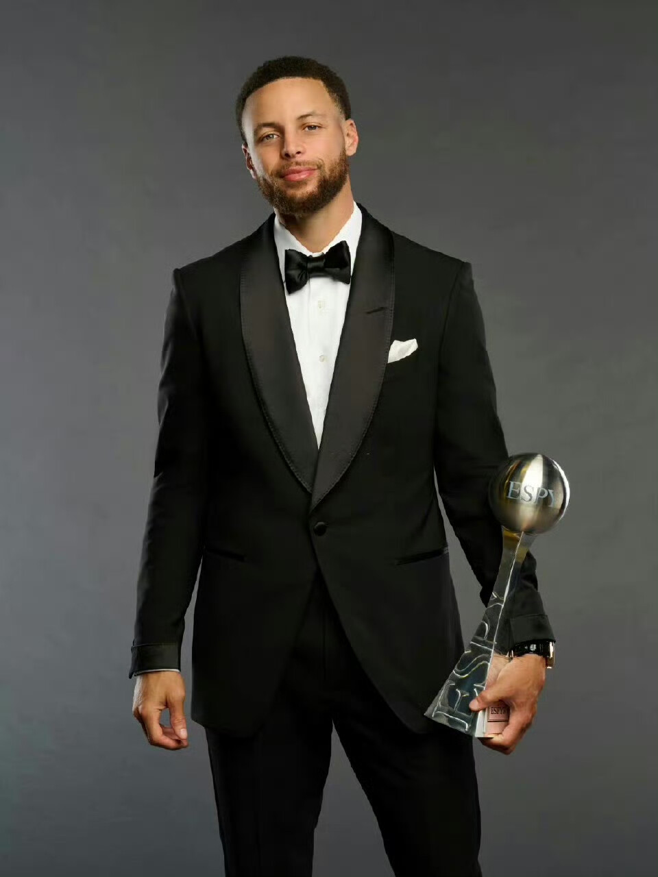 塞尔：赫罗纳高层非常喜欢巴萨中场贝尔纳尔，想在冬窗租借他（塞尔：赫罗纳高层青睐巴萨中场贝尔纳尔，计划冬窗租借）