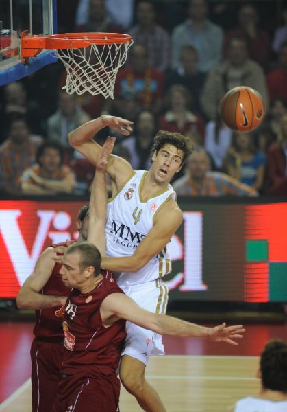 新疆95-96深圳遭3坏消息！外援配置糟糕，外线防守拉胯，欠缺领袖（新疆95-96憾负深圳，三大短板暴露：外援配置不佳、外线防守不给力、缺乏领袖）