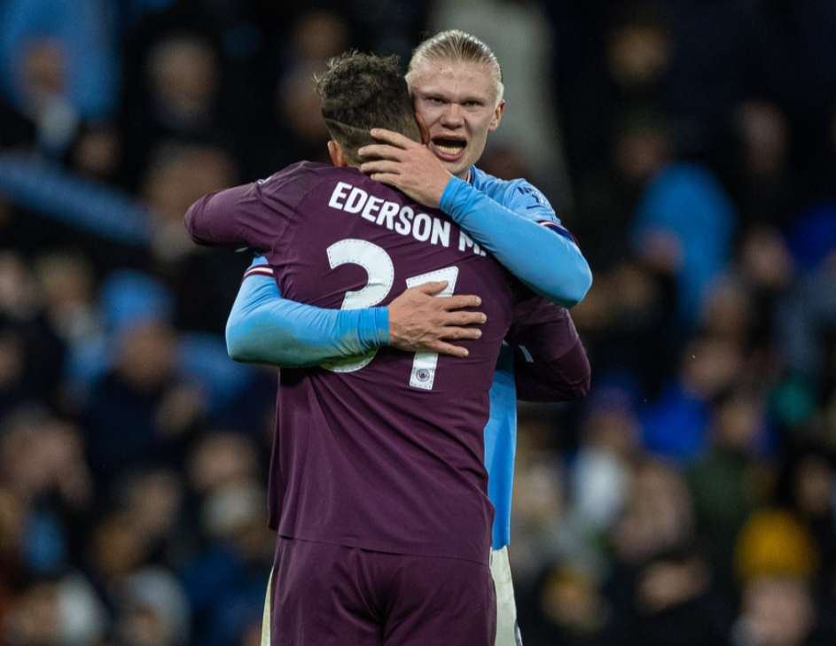 梅西赛前将球衣赠予安哥拉总统，总统回赠他一座纪念奖杯（赛前梅西赠球衣予安哥拉总统，对方回以纪念奖杯）