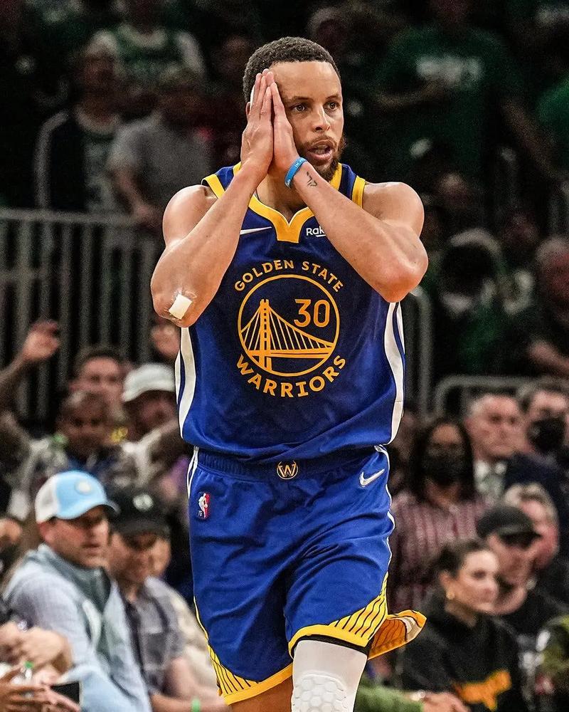 泰州举办“苏超泰州英雄大会”，市民夹道欢迎泰州队将士凯旋（泰州举行“苏超泰州英雄大会”，市民夹道相迎泰州队凯旋）