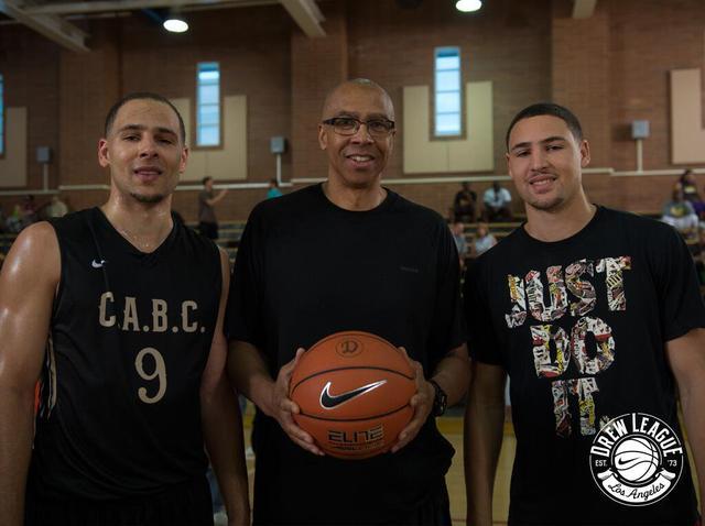 图片报：拜仁倾向于与诺伊尔续约一年，具体谈判或在冬窗敲定（图片报：拜仁意向与诺伊尔再续一年，冬窗或敲定谈判细节）