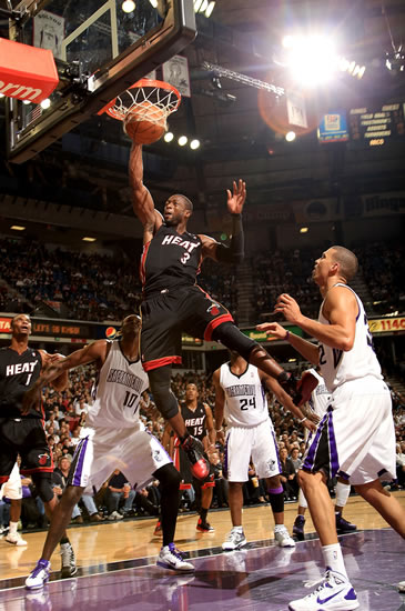 费耶诺德筹划将现有主场升级为下沉式球场，预计能容纳5.6万人（费耶诺德拟将现主场改造为下沉式球场，预计可容纳约5.6万人）